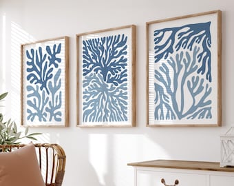 Juego de láminas costeras, ramas de coral azul sobre fondo crema, tríptico oceánico para pared.