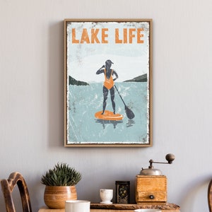 Vintage LAKE LIFE Schild mit ORANGEfarbenem Akzent&gt; Paddelboard für Vintage See Hausdekor, weiblicher Paddle Boarder, modernes Bauernhaus