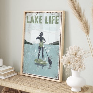 &quot;Vintage &quot;&quot;LAKE LIFE&quot;&quot; Schild mit GRÜNEM Akzent&gt; Paddelboarden Poster für Vintage See Hausdekor, weiblicher Paddel Boarder, modernes Bauernhaus.&quot;