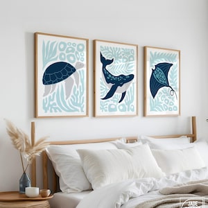 Tríptico de arte mural oceánico, lámina de tortuga marina azul marino, conjunto costero azul hielo de 3 piezas