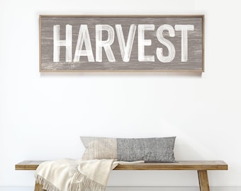 Oogstdecoratie in warme grijsbeige en witte tinten, gezellige boerderijstijl herfstmuurdecoratie