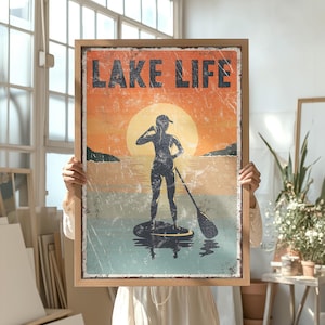 Cartello vintage "LAKE LIFE", poster retrò con donna che fa paddleboarding al tramonto, arte murale colorata con tramonto costiero, idea regalo per hostess di casa sul lago.