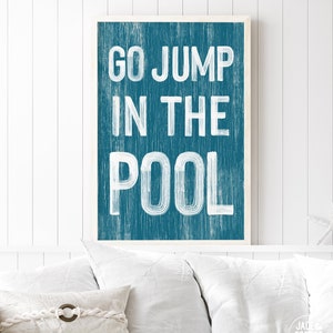 Go Jump in the POOL Schild&gt; London Blue FERIENHAUS Dekor, Küstenwand Kunst, Vintage Holz Leinwanddruck, modernes Bauernhaus