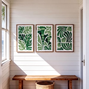 Monstera esmeralda y formas de palmera sobre fondo crema, arte de hojas de la selva
