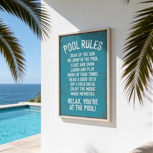 Reglas de la piscina: Disfruta del sol, fondo azul verdoso, letras blancas, regalo costero.