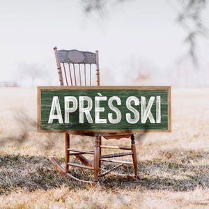 a wooden rocking chair with a sign that says apres ski