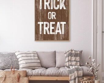 Rustikales Halloween-Schild, „Süßes oder Saures“ in Weiß auf braunem Walnussholz