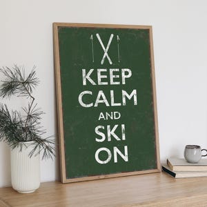 Cartello da parete vintage Keep Calm and Ski On, decorazione da sci retrò invecchiata per fattoria moderna, opzioni di carta su tela e alluminio, verde foresta