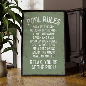 Poolregeln, Sonnenbaden, Wandbild in Salbeigrün mit schwarzem Rahmen, Gastgeschenk