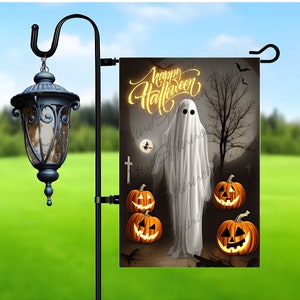 以下が含まれることがあります： 白い幽霊、カボチャ、そして「Happy Halloween」の文字が書かれたハロウィンのガーデンフラッグです。