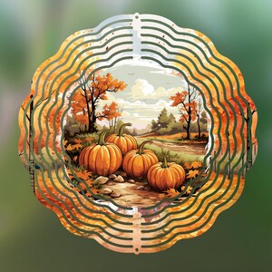 Op de afbeelding: Een decoratief metalen kunstwerk met een herfsttafereel met pompoenen en bomen. Het kunstwerk heeft een gelaagd ontwerp met een cirkelvorm en een golvende rand. De pompoenen zijn oranje en de bomen hebben herfstbladeren.