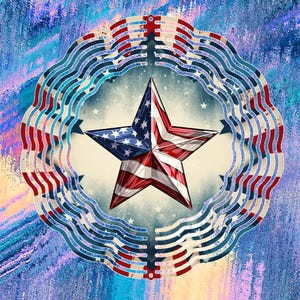K&ouml;nnte beinhalten: Ein roter, wei&szlig;er und blauer sternf&ouml;rmiger Windf&auml;nger mit einem kreisf&ouml;rmigen Design aus &uuml;berlappenden Mustern der amerikanischen Flagge. Der Stern befindet sich in der Mitte des Kreises und ist von einem blauen und wei&szlig;en Hintergrund umgeben.
