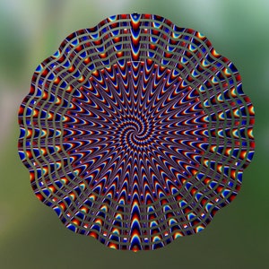 Puede incluir: Un diseño circular abstracto con un centro en espiral y un borde ondulado y festoneado. El diseño presenta un patrón repetitivo de líneas rojas, azules y blancas, creando una ilusión visual sobre un fondo verde borroso.