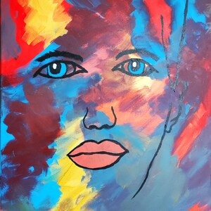 Könnte beinhalten: Abstrakte Malerei eines Gesichts mit blauen Augen, rosa Lippen und einer schwarzen Kontur. Der Hintergrund zeigt Pinselstriche in Rot, Gelb, Blau und Lila. Das Kunstwerk ist unten rechts signiert.