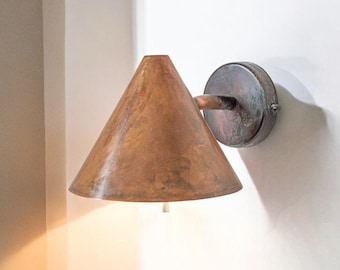 Einpunkt-Wandleuchte aus oxidiertem Kupfer: Konischer Außen- und Innenwandlampenschirm.