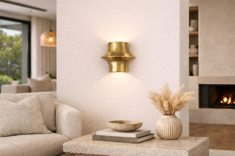 Kinkiet z surowego mosiądzu, minimalistyczna lampa ścienna, dekoracja świetlna do wnętrz zdjęcie 4