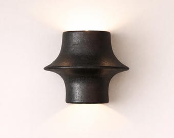 Aplique de latón personalizado, lámpara de pared minimalista con pátina negra, iluminación decorativa para interiores.