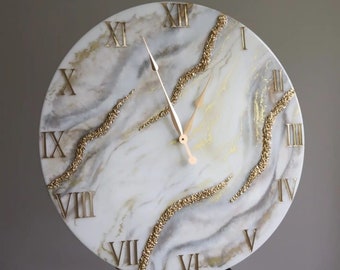 Horloge artistique en résine pour décoration intérieure | Art mural moderne | Horloge faite main avec pierres naturelles, or blanc et perle | Montre simple mais belle