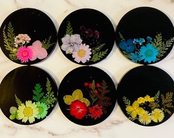 Dessous de verre en résine noire avec de vraies fleurs séchées | Dessous de verre en résine unique | Sous-verre en résine neuf et fait à la main | Meilleur et unique cadeau | Sous-verres noirs