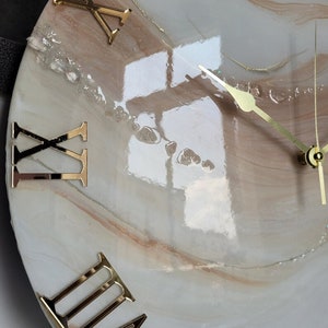 Neue und handgemachte weiße mit hellrosa Wanduhr Webt Uhr Personalisierte Wanduhr Bestes Hochzeitsgeschenk Resin Wanduhr Handgefertigte Armbanduhr Bild 6