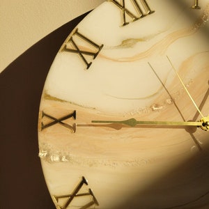 Neue und handgemachte weiße mit hellrosa Wanduhr Webt Uhr Personalisierte Wanduhr Bestes Hochzeitsgeschenk Resin Wanduhr Handgefertigte Armbanduhr Bild 2