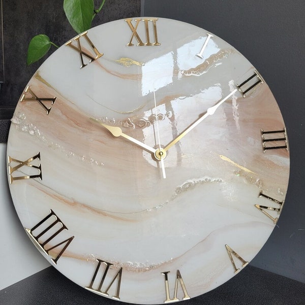 Horloge murale blanche avec tissages roses clairs, neuve et faite main | Montre murale personnalisée | Meilleur cadeau de mariage | Montre murale en résine | Montre faite main