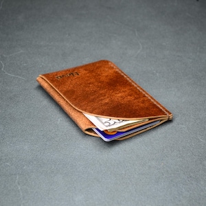 Cartera de piel Cordovan con diseño de concha marrón, cartera minimalista de lujo, tarjetero. Personalización gratuita, regalo para él, regalo para ella.