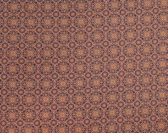 Puede incluir: Primer plano de una tela con un patrón floral repetitivo. El diseño presenta un fondo azul marino oscuro con un patrón repetido de medallones florales de color naranja dorado. La tela tiene una estética vintage o antigua.