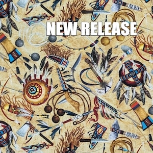 Peut inclure: Tissu beige avec un motif répété d'illustrations sur le thème des Amérindiens. Le motif comprend des flèches, des plumes, des boucliers, des tomahawks et le texte "NEW RELEASE" en blanc gras.