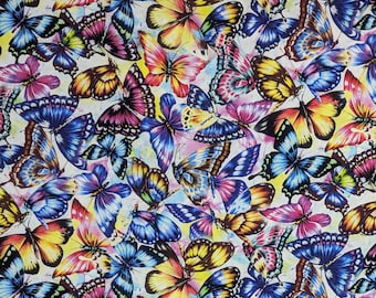 Tessuto di cotone trapuntato con farfalle fantasy: stampa multicolore brillante