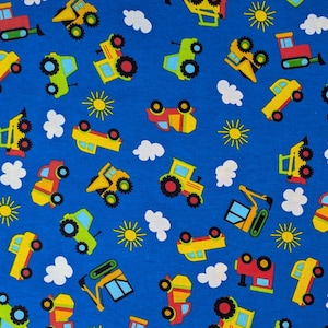 Könnte beinhalten: Blauer Stoff mit einem sich wiederholenden Muster aus bunten Baumaschinen, darunter Traktoren, Bagger und Muldenkipper. Weiße Wolken und gelbe Sonnen sind über das Design verstreut. Die Fahrzeuge sind in verschiedenen Farben wie Gelb, Grün und Rot.