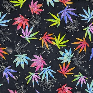 Pode incluir: Um tecido com um padrão repetido de folhas de cannabis coloridas em tons de vermelho, laranja, amarelo, verde, azul e roxo. As folhas estão sobre um fundo escuro com detalhes brancos em forma de estrela.