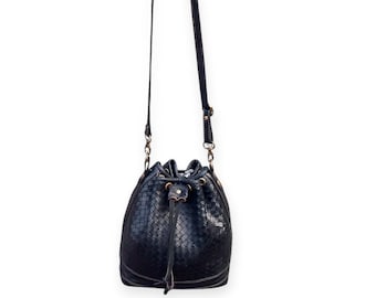 Bolso bandolera minimalista de cuero tejido marroquí hecho a mano.