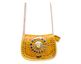 Bolso bandolera de piel amarilla, estilo bohemio marroquí con tachuelas, accesorio para festivales.