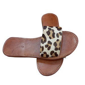 Sandales Femme en Cuir avec Bandeau Imprimé Léopard、Chaussures d'Été Plates、Confortables et Élégantes、Faites à la Main