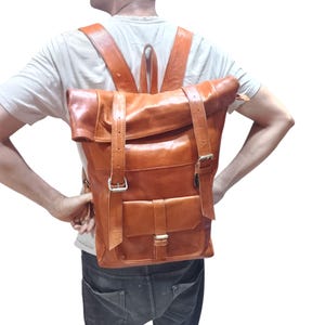 Mochila grande de cuero marrón: estilo vintage unisex para viajes, trabajo y uso diario.