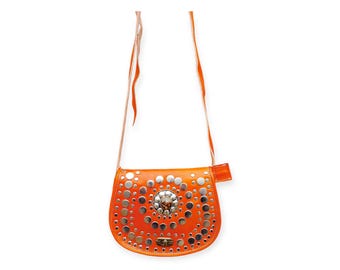 Bolso bandolera de piel naranja, estilo bohemio marroquí con tachuelas