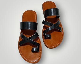 Handgemaakte zwart leren teenslippers: Marokkaanse boho-sandalen