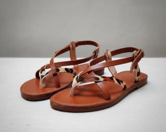 Bruine leren blote voetensandalen: verstelbare platte sandalen voor dames