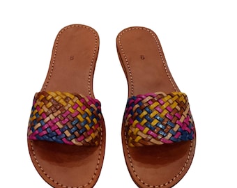 Handgefertigte Ledersandalen – Bunte gewebte Riemchen – Flache Damen Sommerschuhe – mehrfarbige marokkanische Sandalen