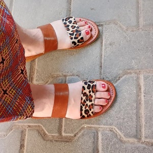 Sandales en cuir avec モチーフ レオパード - スタイル ソバージュと傾向