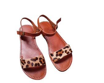 Sandalias planas de piel hechas a mano – Marrón, tira con estampado animal