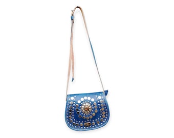 Bolso bandolera de piel marroquí con tachuelas, estilo bohemio étnico para festivales.