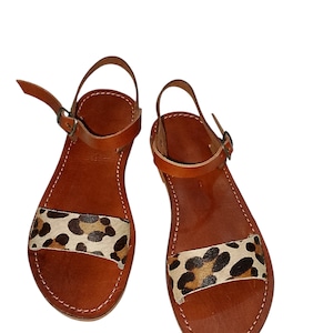 Sandales plate en cuir pour femme avec imprimé léopard – エレガンス ソバージュとコンフォート シュアレ