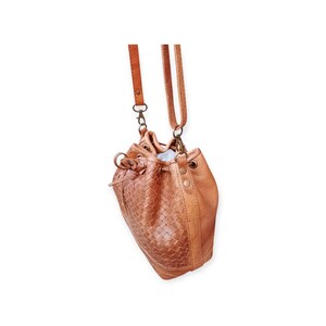 Puede incluir: Bolso tipo cubo de cuero color bronceado con un panel frontal tejido y cierre de cord&oacute;n. El bolso tiene una correa larga y ajustable y herrajes met&aacute;licos. El bolso mide aproximadamente 25 cm de alto y 20 cm de ancho.
