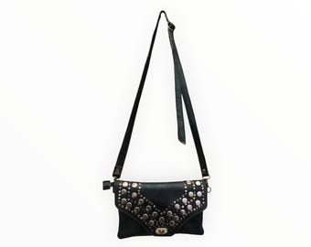 Bolso bandolera de piel negra con tachuelas hecho a mano: bolso de hombro estilo bohemio rock para mujer