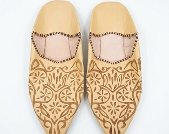 Handmade Moroccan Babouche: Natural Beige Leather Slippers with Engraved Floral Pattern