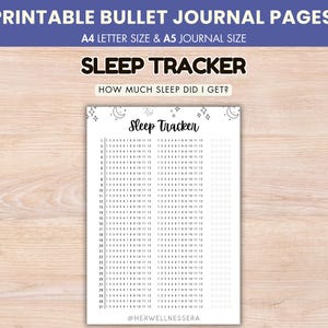 Op de afbeelding: Een printbare slaaptracker bullet journal pagina met de tekst Sleep Tracker, een genummerde lijst van 1 tot 31, kolommen met cijfers van 1 tot 12, een kolom met lege selectievakjes en hemelse iconen zoals manen en sterren bovenaan.