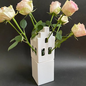 Flower Vase, White Dutch Art Vase, Modern Dutch design in het wit.