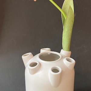 チューリップのフラワーアレンジメントの花瓶、青と白のオランダの